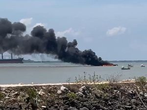 Perahu Terbakar di Bangkalan gegara Isi BBM Saat Mesin Menyala, 3 Orang Luka Perahu Terbakar di Bangkalan gegara Isi BBM Saat Mesin Menyala, 3 Orang Luka
