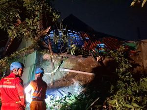 Pohon Tumbang Timpa Atap Bangunan Makam Mbah Dalem di Bogor