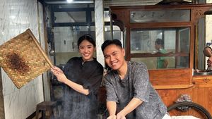 Pose Haruka Nakagawa Eks JKT48 Saat Makan Popcorn dan Jualan Sate