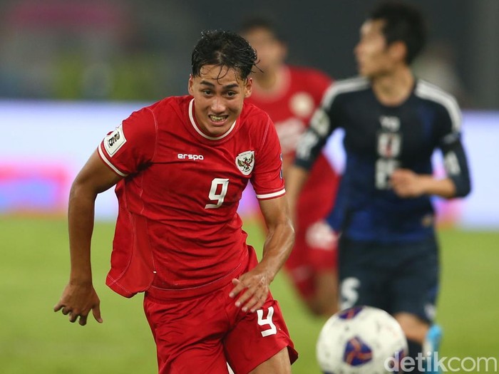 Aksi Rafael Struick di laga Timnas Indonesia vs Jepang dalam agenda Kualifikasi Piala Dunia 2026.