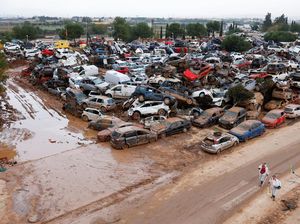 Tragedi Ratusan Ribu Mobil Jadi Rongsokan gegara Banjir Bandang Tragedi Ratusan Ribu Mobil Jadi Rongsokan gegara Banjir Bandang