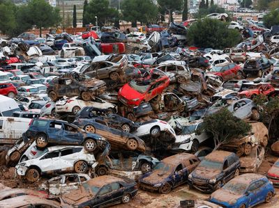 Ribuan Mobil Rusak Parah Menumpuk Usai Digulung Banjir Dahsyat Valencia
