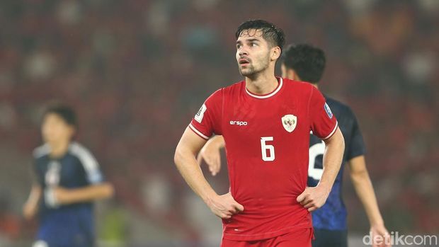 Aksi Sandy Walsh di laga Indonesia vs Jepang dalam agenda Kualifikasi Piala Dunia 2026.