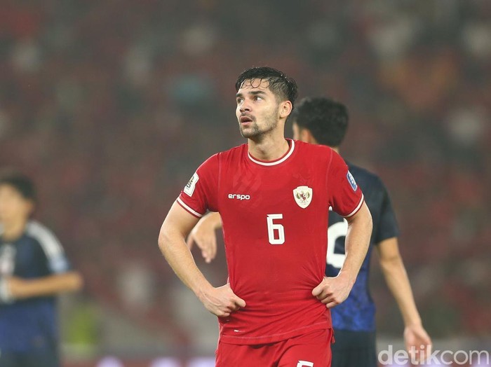 Aksi Sandy Walsh di laga Indonesia vs Jepang dalam agenda Kualifikasi Piala Dunia 2026.
