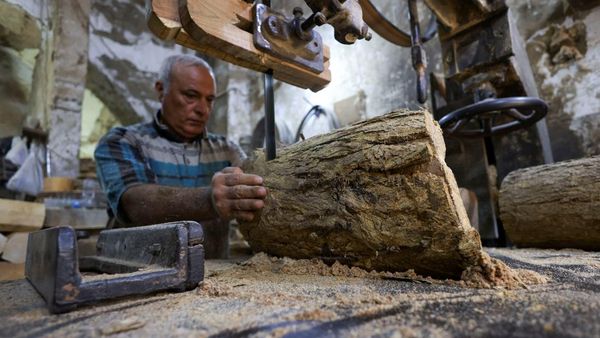Senja Kala Bengkel Kayu Tradisional di Kairo Lama