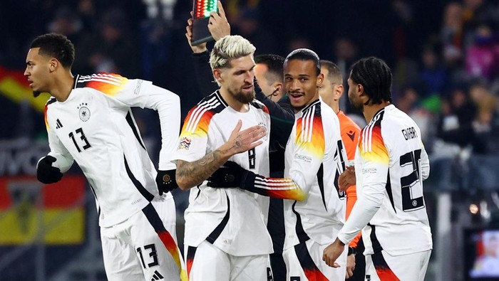 Soccer Football - Nations League - Group Stage - Germany v Bosnia and Herzegovina - Europa Park Stadion, Freiburg, Germany - November 16, 2024 Germanys Leroy Sane and Serge Gnabry get ready to come on as substitutes as Robert Andrich comes off REUTERS/Kai Pfaffenbach