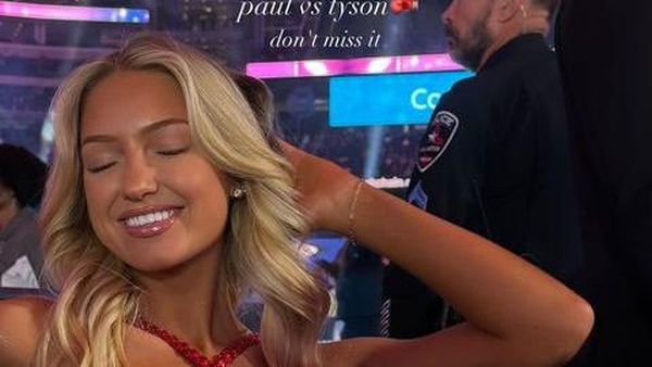 Potret Gadis Ring Seksi Curi Atensi di Pertandingan Mike Tyson vs Jake Paul