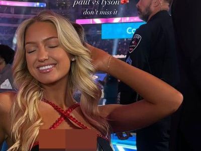 Potret Gadis Ring Seksi Curi Atensi di Pertandingan Mike Tyson vs Jake Paul