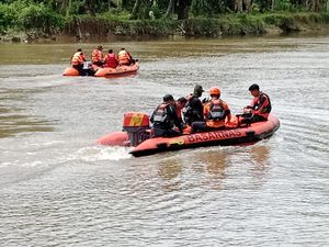 Pria di Pesisir Selatan Hilang Terseret Arus Sungai Usai Kecelakaan Tunggal