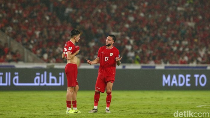 Justin Hubner dan Calvin Verdonk diskusi di laga Timnas Indonesia vs Jepang dalam agenda Kualifikasi Piala Dunia 2026.