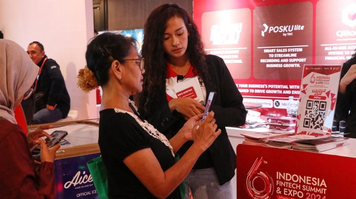 Pedagang di Pasar Kosambi, Kota Bandung gunakan QRIS untuk transaksi jual-beli. Pedagang di Pasar Kosambi, Kota Bandung gunakan QRIS untuk transaksi jual-beli.
