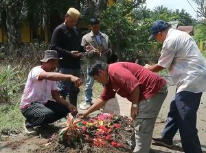 Protes Jalan Rusak Tak Pernah Diperbaki, Warga Desa di Asahan Bangun Kuburan