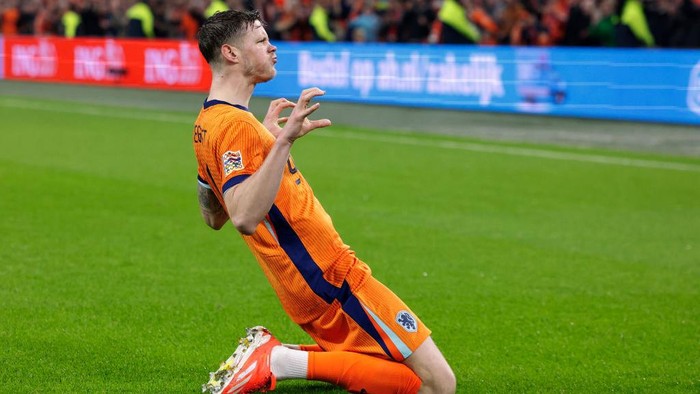 AMSTERDAM, NETHERLANDS - NOVEMBER 16: Wout Weghorst of Holland celebrates 1-0 during the  UEFA Nations league match between Holland  v Hungary at the Johan Cruijff Arena on November 16, 2024 in Amsterdam Netherlands (Photo by Rico Brouwer/Soccrates/Getty Images)