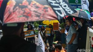 Aksi Menuntut Keadilan Iklim di Gedung KLH Jakarta