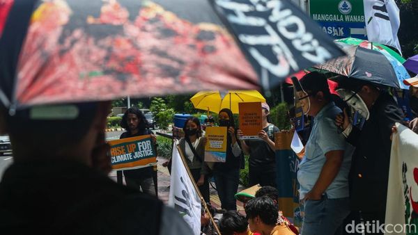 Aksi Menuntut Keadilan Iklim di Gedung KLH Jakarta
