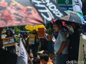 Aksi Menuntut Keadilan Iklim di Gedung KLH Jakarta Aksi Menuntut Keadilan Iklim di Gedung KLH Jakarta