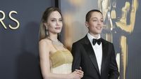 Foto: Momen Langka Angelina Jolie Gandeng Putra di Red Carpet, Bak Kakak-Adik