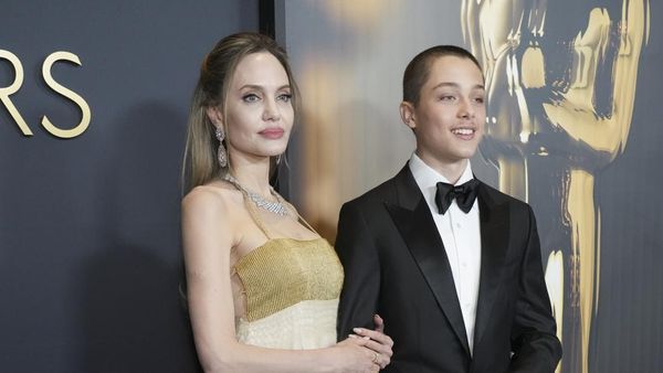 Foto: Momen Langka Angelina Jolie Gandeng Putra di Red Carpet, Bak Kakak-Adik