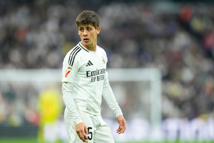 arda guler real madrid laliga liga spanyol real madrid vs osasuna Arda Guler attacking midfield of Real Madrid and Turkey during the La Liga match between Real Madrid CF and CA Osasuna at Estadio Santiago Bernabeu on November 10, 2024 in Madrid, Spain. (Photo by Jose Breton/Pics Action/NurPhoto via Getty Images)