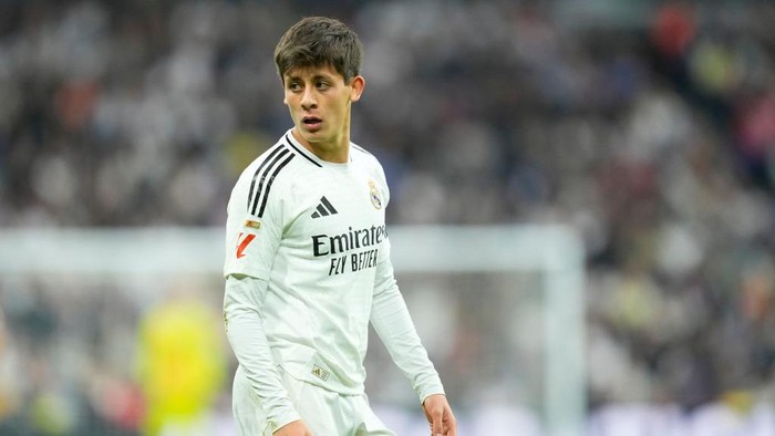 Arda Guler attacking midfield of Real Madrid and Turkey during the La Liga match between Real Madrid CF and CA Osasuna at Estadio Santiago Bernabeu on November 10, 2024 in Madrid, Spain. (Photo by Jose Breton/Pics Action/NurPhoto via Getty Images)