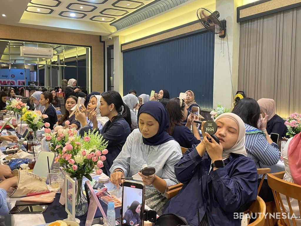 B-Nation Hangout with IPOT: Percantik Diri, Percantik Keuangan Lewat Makeup Class dan Talk Show