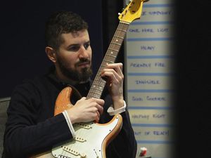 Absennya Rob Bourdon dan Brad Delson di Tur Linkin Park Absennya Rob Bourdon dan Brad Delson di Tur Linkin Park