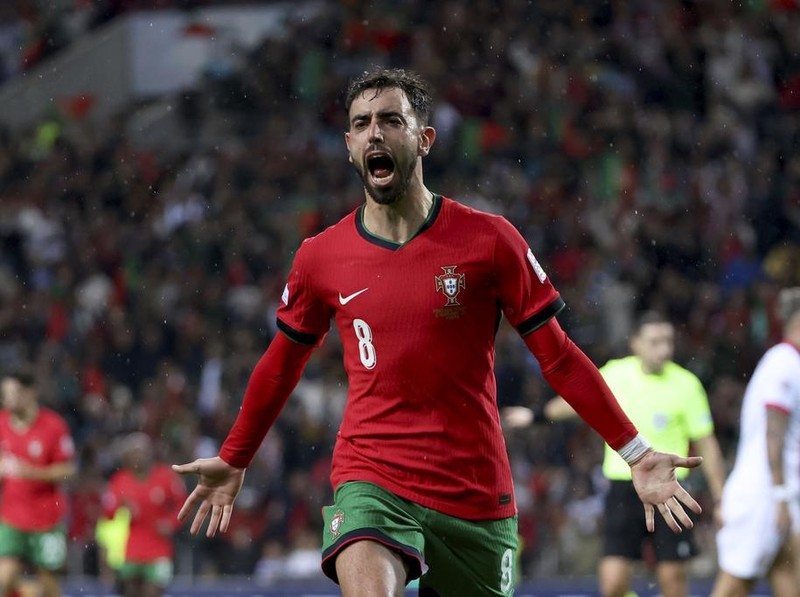 Portugal's Bruno Fernandes celebrates after scoring his side's third goal during the UEFA Nations League soccer match between Portugal and Poland at the Dragao stadium in Porto, Portugal, Friday, Nov. 15, 2024. (AP Photo/Luis Vieira)