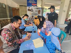 Saat Cabup Sukabumi Asep Japar Jadi Petugas Layanan Kesehatan Gratis