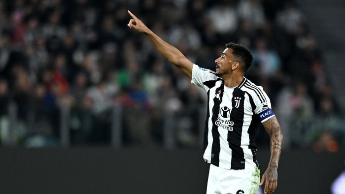 TURIN, ITALY - OCTOBER 30: Danilo Luiz da Silva of Juventus FC gestures during the Serie A match between Juventus and Parma at  on October 30, 2024 in Turin, Italy. (Photo by Image Photo Agency/Getty Images)