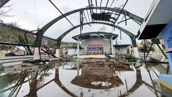 Filipina Diamuk Topan Super Man-yi