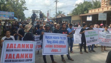 Jalan Rusak Asahan Tantang Mulyono, Warga Berani Adu Nyali