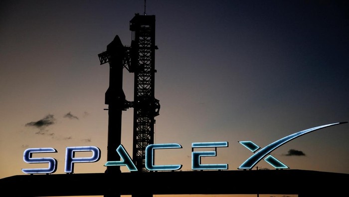 SpaceXs next-generation Starship spacecraft atop its powerful Super Heavy rocket is prepared for launch as the moon rises over the companys Boca Chica launchpad, in Brownsville, Texas, U.S., November 16, 2024. REUTERS/Joe Skipper