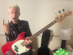 Gokil! Mike Dirnt Green Day Kasih Bass Fender ke Fans Cilik