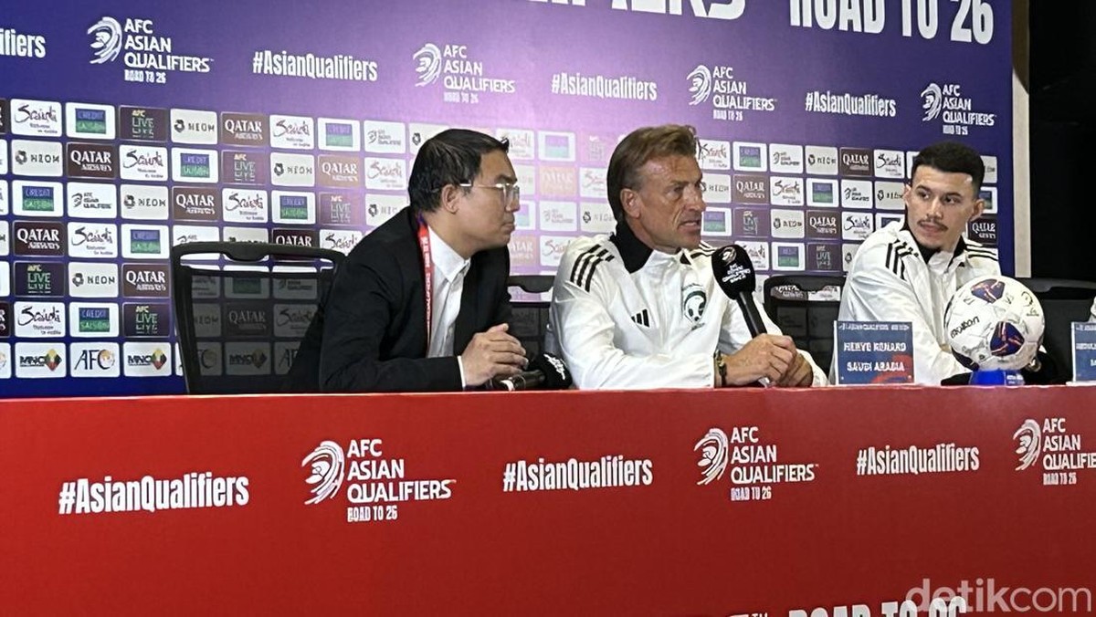Herve Renard (tengah) dan Abdullah Al-Hamdan (kanan). Foto: Mercy Raya/detikSport