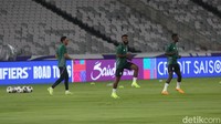 Pesepak bola Timnas Arab Saudi menjalani sesi latihan resmi di Stadion Utama Gelora Bung Karno, Senayan, Jakarta, Senin (18/11/2024).