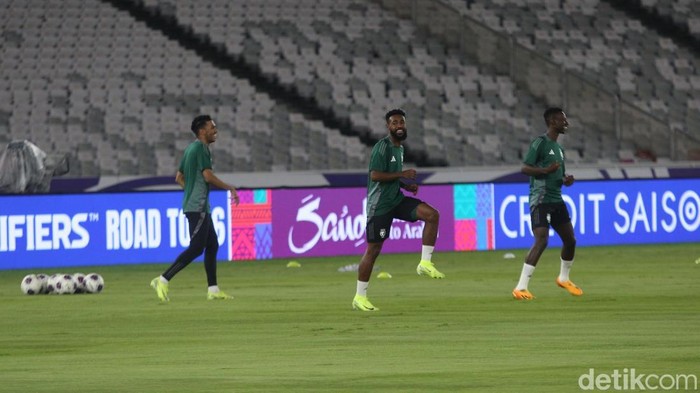 Intip Timnas Arab Saudi Jalani Latihan di GBK Pesepak bola Timnas Arab Saudi menjalani sesi latihan resmi di Stadion Utama Gelora Bung Karno, Senayan, Jakarta, Senin (18/11/2024). Latihan resmi tersebut merupakan persiapan Timnas Arab Saudi yang bertanding melawan Timnas Indonesia dalam laga lanjutan putaran ketiga kualifikasi Piala Dunia 2026 zona Asia pada Selasa (19/11).