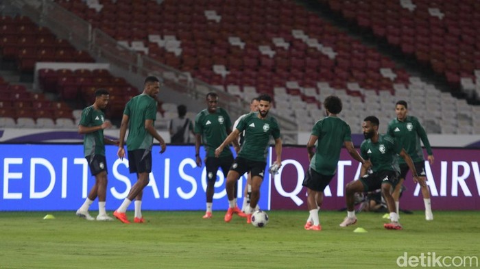 Pesepak bola Timnas Arab Saudi menjalani sesi latihan resmi di Stadion Utama Gelora Bung Karno, Senayan, Jakarta, Senin (18/11/2024). Latihan resmi tersebut merupakan persiapan Timnas Arab Saudi yang bertanding melawan Timnas Indonesia dalam laga lanjutan putaran ketiga kualifikasi Piala Dunia 2026 zona Asia pada Selasa (19/11).