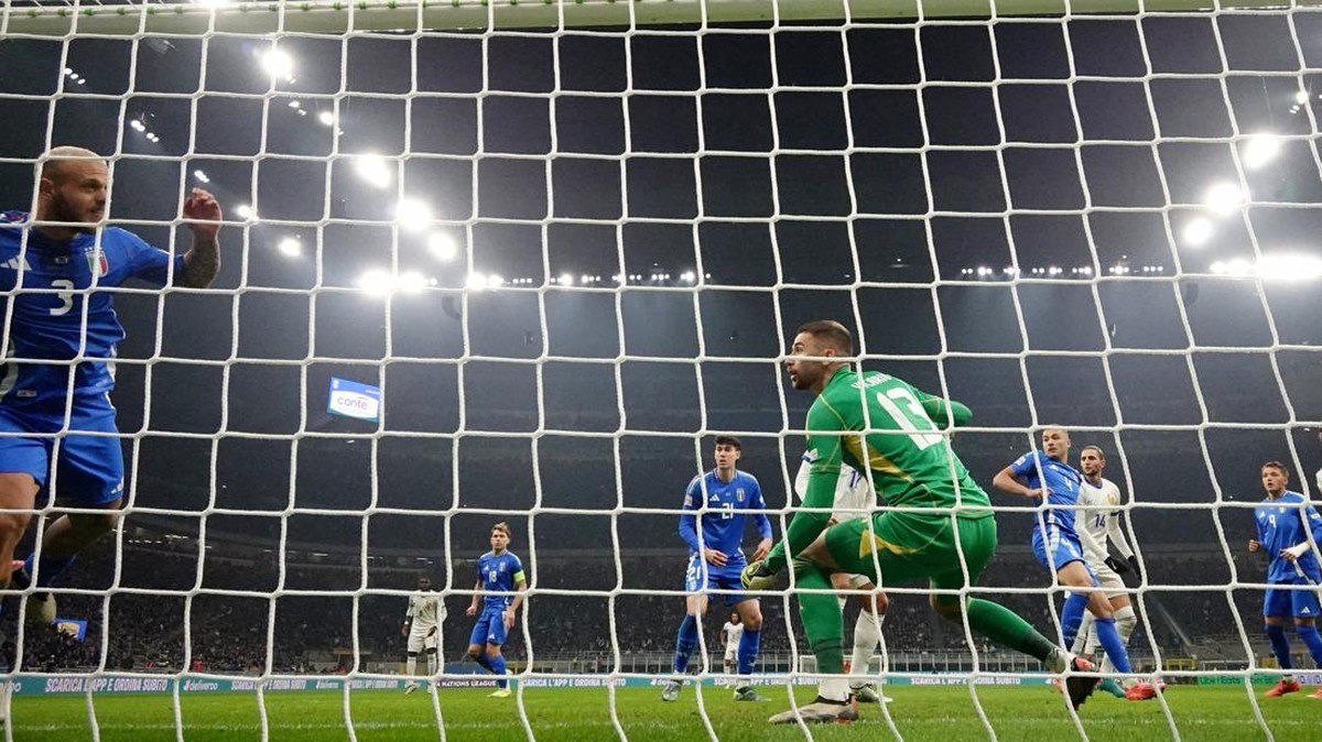 Tiga gol Prancis ke gawang Italia berawal dari bola mati (Foto: REUTERS/Jennifer Lorenzini)