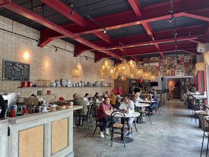 Dari Jauh Seperti Vihara, tapi Ternyata Kuliner Legendaris Rumah Merah Dari Jauh Seperti Vihara, tapi Ternyata Kuliner Legendaris Rumah Merah