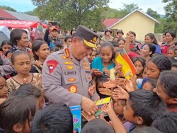 Kapolri Bagi-bagi Buku untuk Anak di Posko Pengungsi Lewolaga