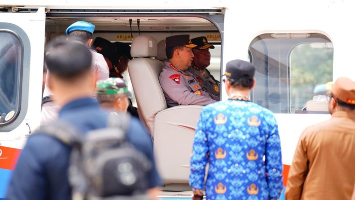 Kapolri Tiba di NTT: Tinjau Posko Pengungsi Lewotobi, Bawa Bantuan Obat-Makanan
