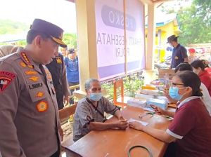 Kapolri Semangati Lansia Pengungsi Lewotobi: Sehat Mama Ya, Jangan Pikir Banyak
