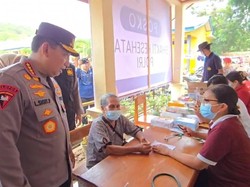 Kapolri Semangati Lansia Pengungsi Lewotobi: Sehat Mama Ya, Jangan Pikir Banyak