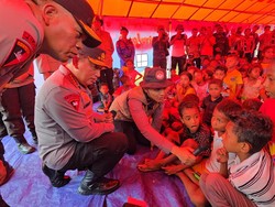 Kunjungi Posko Pengungsi Lewotobi, Kapolri Pastikan Makanan-Air Telah Terpenuhi