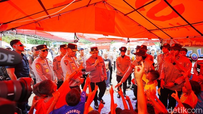 Momen Kapolri Hibur-Semangati Anak Pengungsi Lewotobi di Posko Trauma Healing