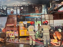 Si Jago Merah Lalap Kafe dan Bengkel Cat di Ngagel Surabaya