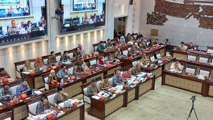 Ketua Dewan Komisioner Otoritas Jasa Keuangan (OJK) Mahendra Siregar Ketua Dewan Komisioner Otoritas Jasa Keuangan (OJK) Mahendra Siregar dalam Rapat Kerja (Raker) bareng Komisi XI dewan perwakilan rakyat RI, Jakarta, Senin (18/11/2024).