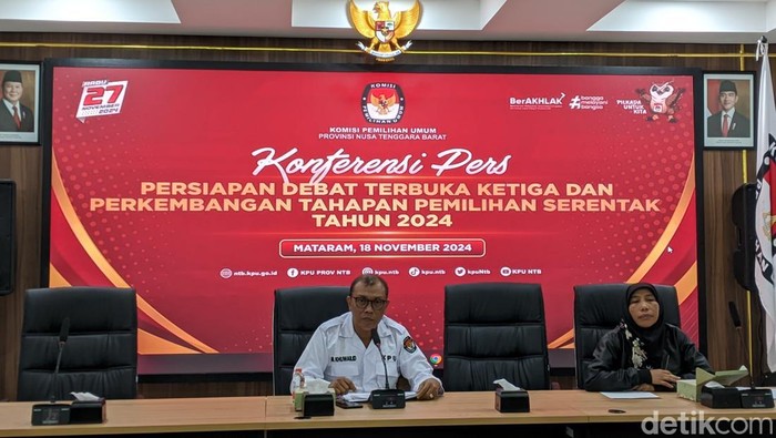 Ketua KPU NTB Muhammad Khuwailid dikala pertemuan pers di kantor KPU NTB, Senin (18/11/2024). (Foto: Ahmad Viqi/detikBali) Ketua KPU NTB Muhammad Khuwailid dikala pertemuan pers di kantor KPU NTB, Senin (18/11/2024). (Foto: Ahmad Viqi/detikBali)
