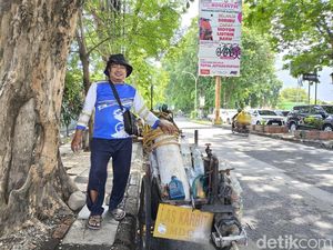 Senyum Kosasih dan Perjalanan 30 Tahun Jajakan Las Karbit Senyum Kosasih dan Perjalanan 30 Tahun Jajakan Las Karbit