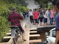Jalan Penghubung Desa di OKU Selatan Amblas, Mobil dan Motor Terjebak
